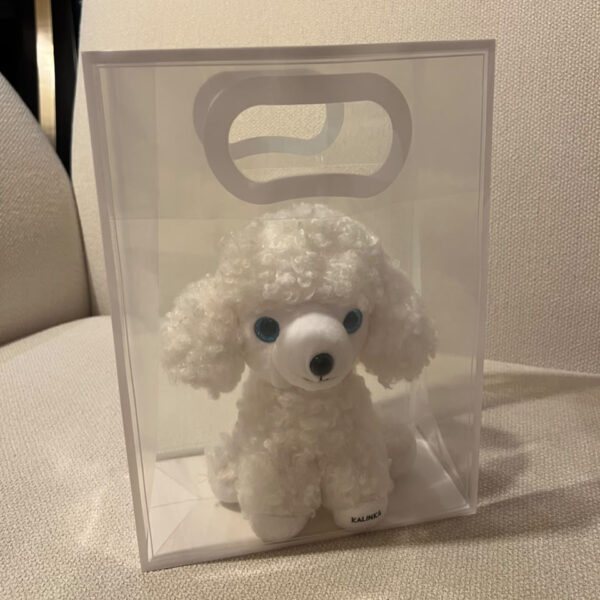 Bolsa de regalo transparente 02 Bolsa de regalo transparente con un perrito de peluche blanco como ejemplo de presentación