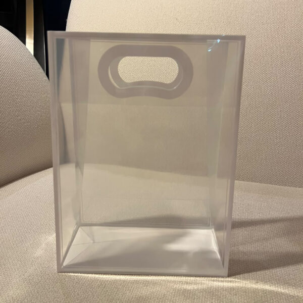 Bolsa de regalo transparente 03 Bolsa transparente para regalos vacía, vista frontal con base y asas