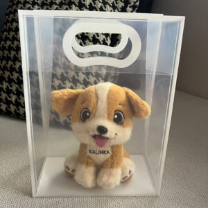 Bolsa de regalo transparente con perrito de peluche café y blanco, no incluido