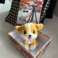 Ejemplo de caja de regalo abierta con peluche de perrito beige